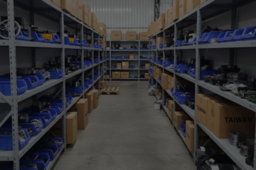 Peças de reposição, acessórios e componentes variados.